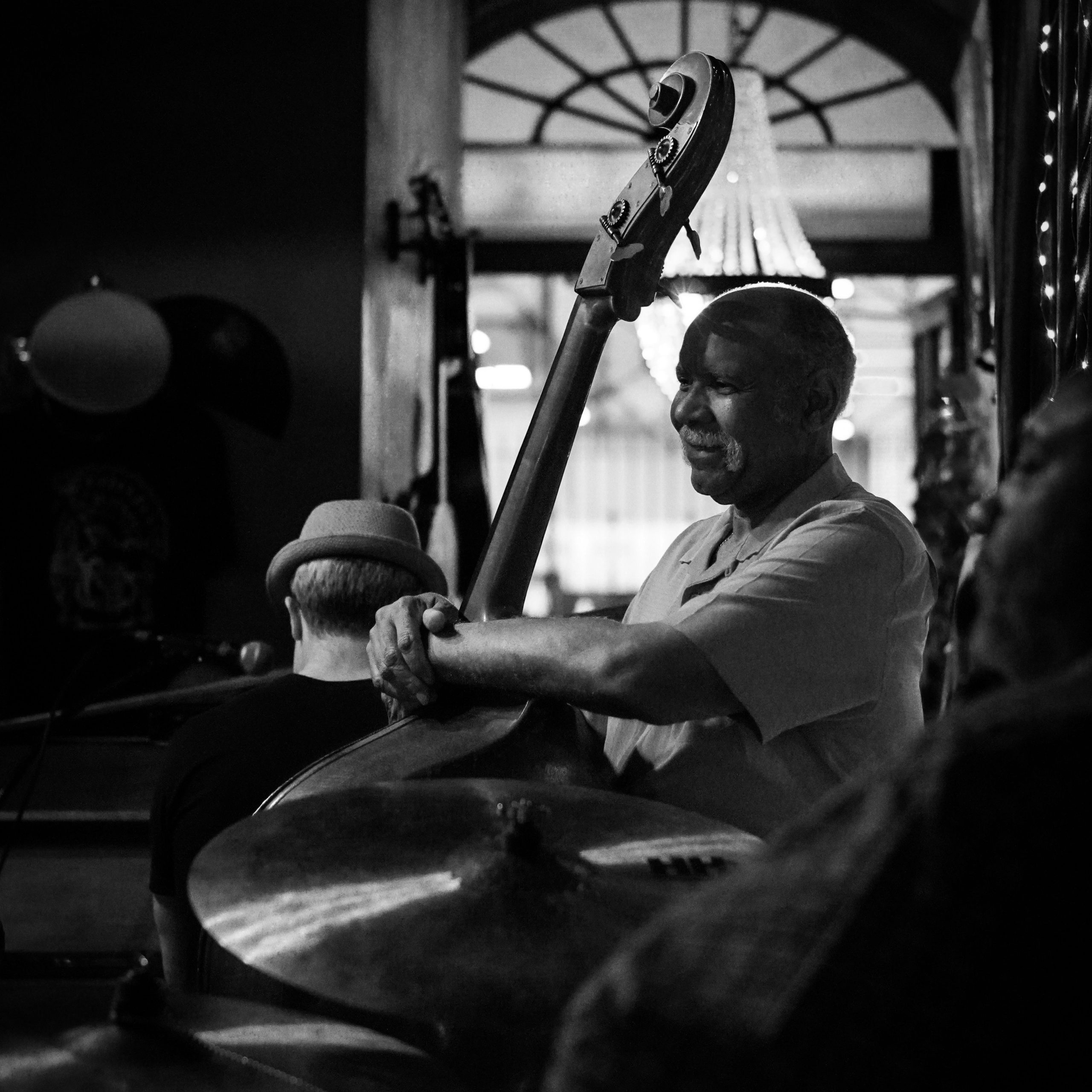 homme qui tient une contrebasse