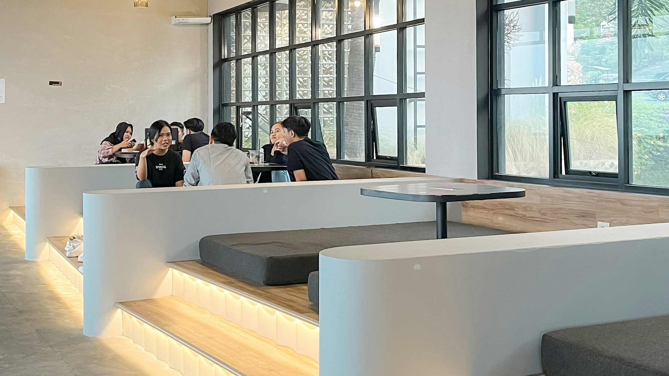 plusieurs étudiants qui échangent à table