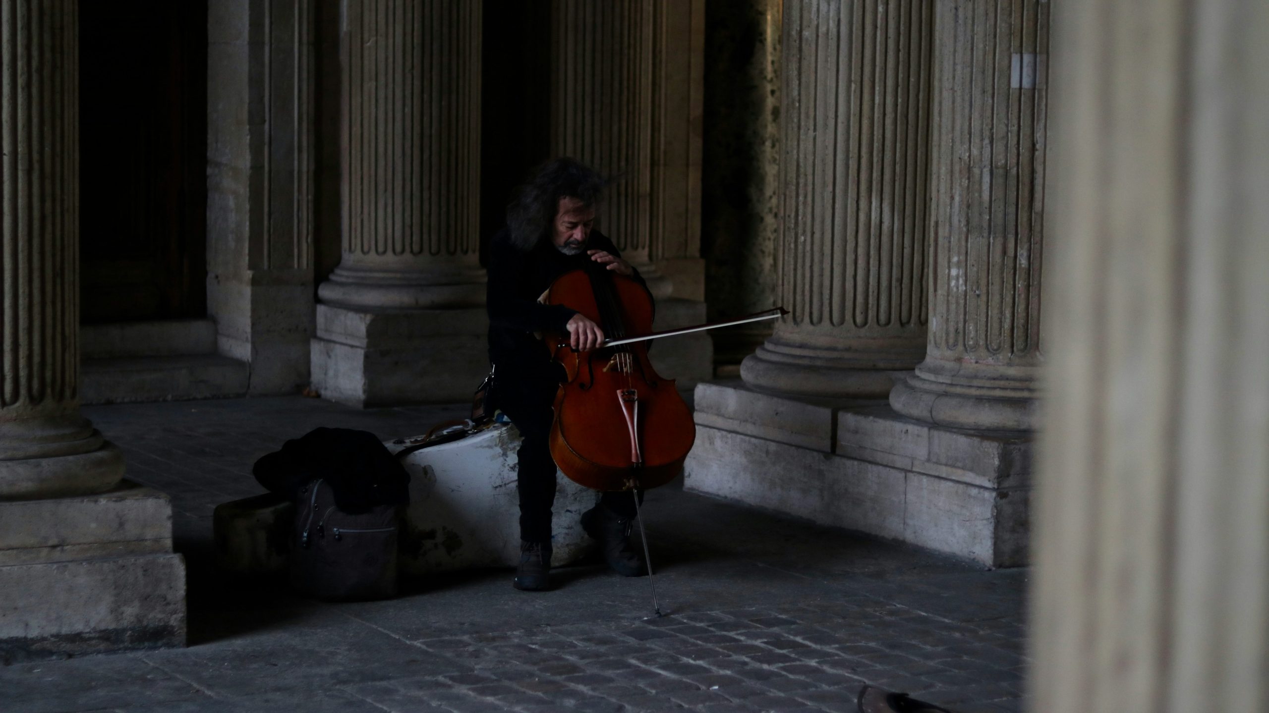 joueur de contrebasse dans la rue