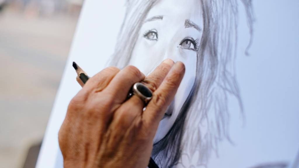 main qui dessine une esquisse au crayon à papier