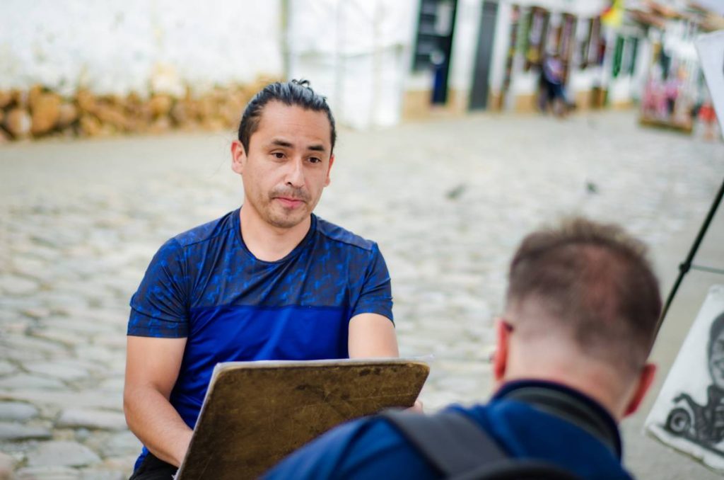 personne qui dessine une autre personne dans la rue